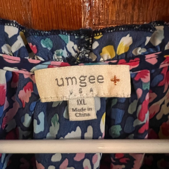 Umgee 1XL Colorful V Neck Pullover Blouse Small Ruffle In Front Short Sleeves - Picture 2 of 5